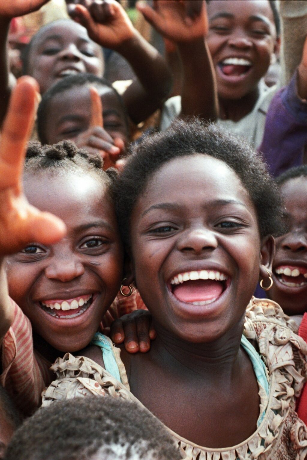 Porträt von lächelnden afrikanischen Kindern